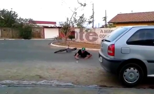 Bicyclist Gets Owned By Fake 100 Dollar Bill Prank