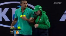 Le joli geste de Jo-Wilfried Tsonga envers une ramasseuse de balles à l'Open d'Australie