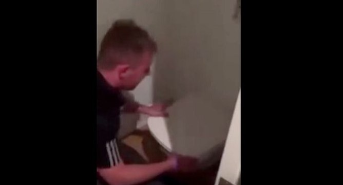 Un apprenti plombier pose ses premières toilettes