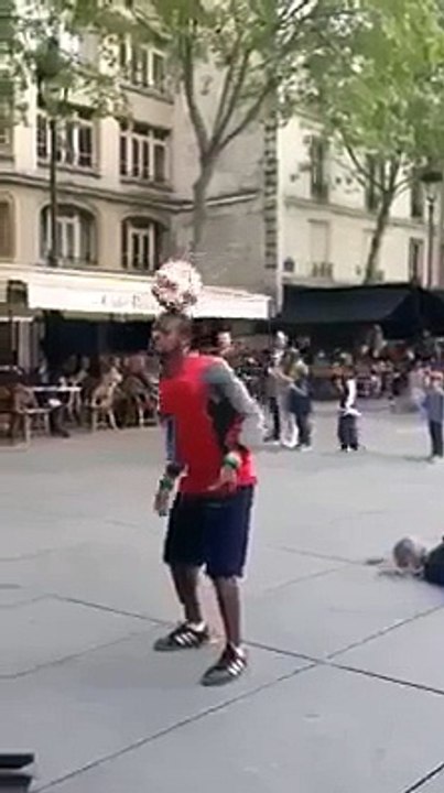 OMG - Un artiste de rue en football