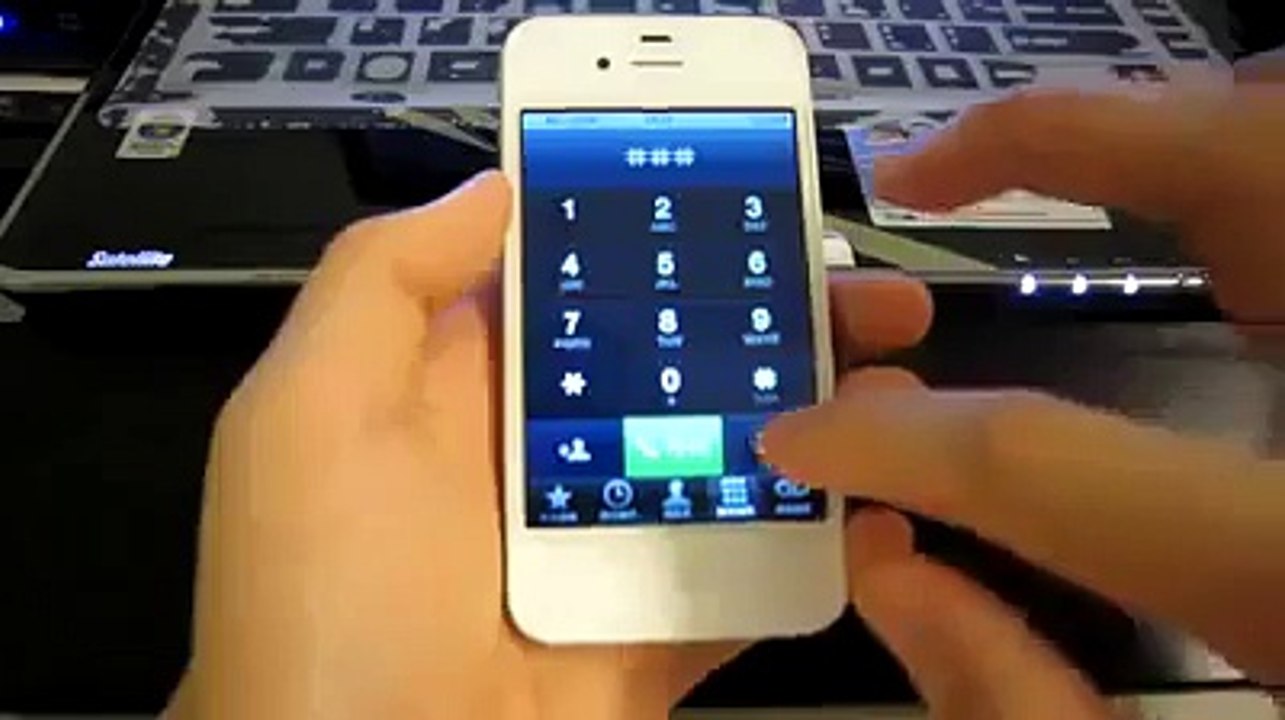 OMG - Il joue l'air de Pirate des Caraibes avec son téléphone!