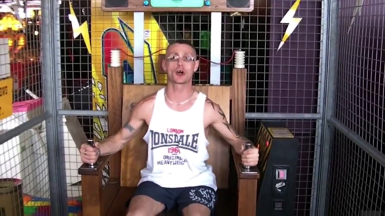 MDR - il a sous estimé cette chaise electrique factice!