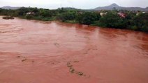 Nível do Rio Doce sobe e água invade quintal de moradores