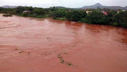 Nível do Rio Doce sobe e água invade quintal de moradores