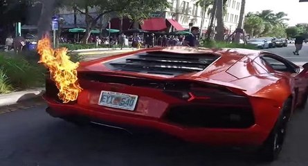 Un voiturier met le feu au moteur d'une Lamborghini Aventador