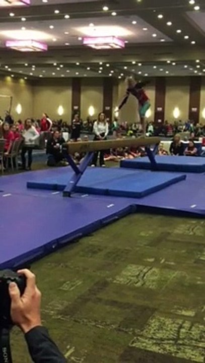 Amputée d'une jambe, une gymnaste réussit des prouesses sur une poutre