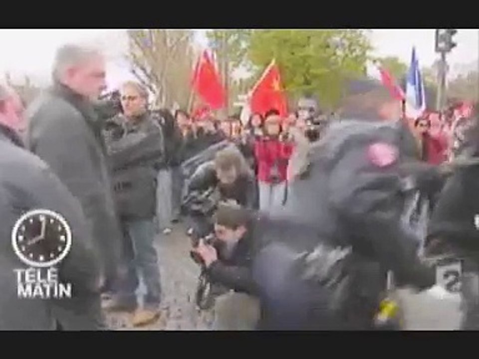 J.O : Un journaliste frappé par la police