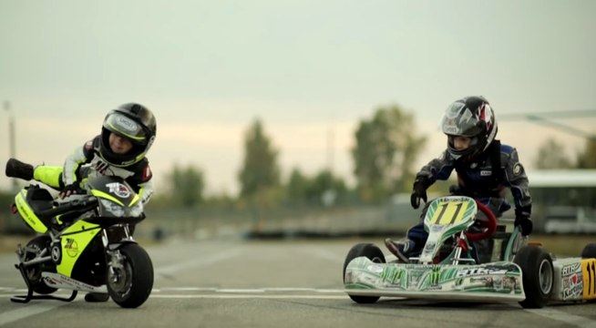 A seulement 2 ans il pilote déjà une moto !