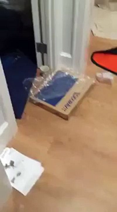 Un apprenti plombier pose ses premières toilettes