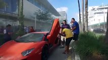 Un voiturier met le feu au moteur d'une Lamborghini Aventador