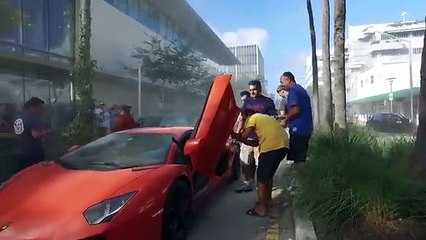 Un voiturier met le feu au moteur d'une Lamborghini Aventador