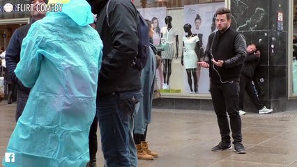 Kauft sie sich versaute Unterwäsche? | Streetcomedy (Aaron Troschke)