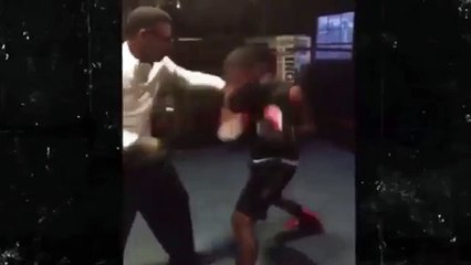 practicando en honor a sus seguidores con guantes y su entrenador