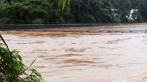 Rio Santo Antônio destrói ponte em Ferros