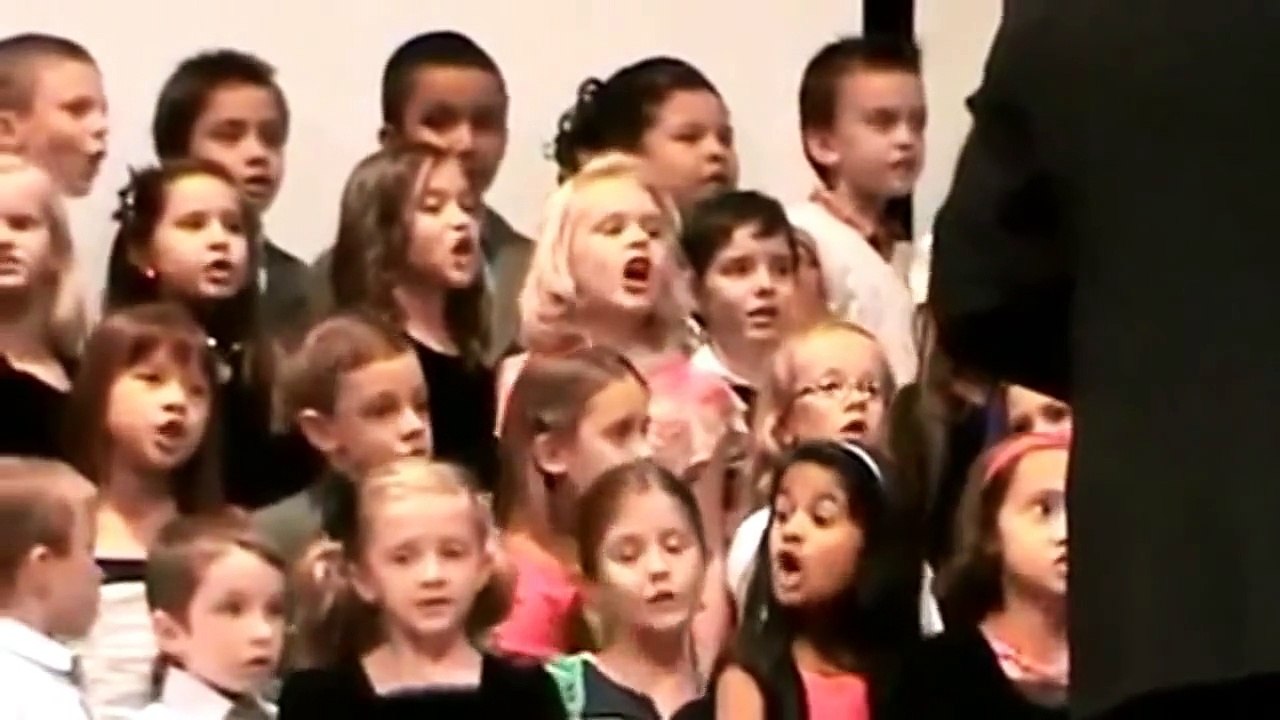 HD -Un enfant vomit sur ses camarades lors dune chorale !!