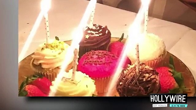 Gigi Hadid Flaunts Zayn Malik Relationship on Phone Lock Screen! (FULL HD)