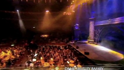 Shirley Bassey - GOLDFINGER (2011 Live)