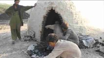 Campesinos pakistaníes producen carbón vegetal como alternativa a agricultura