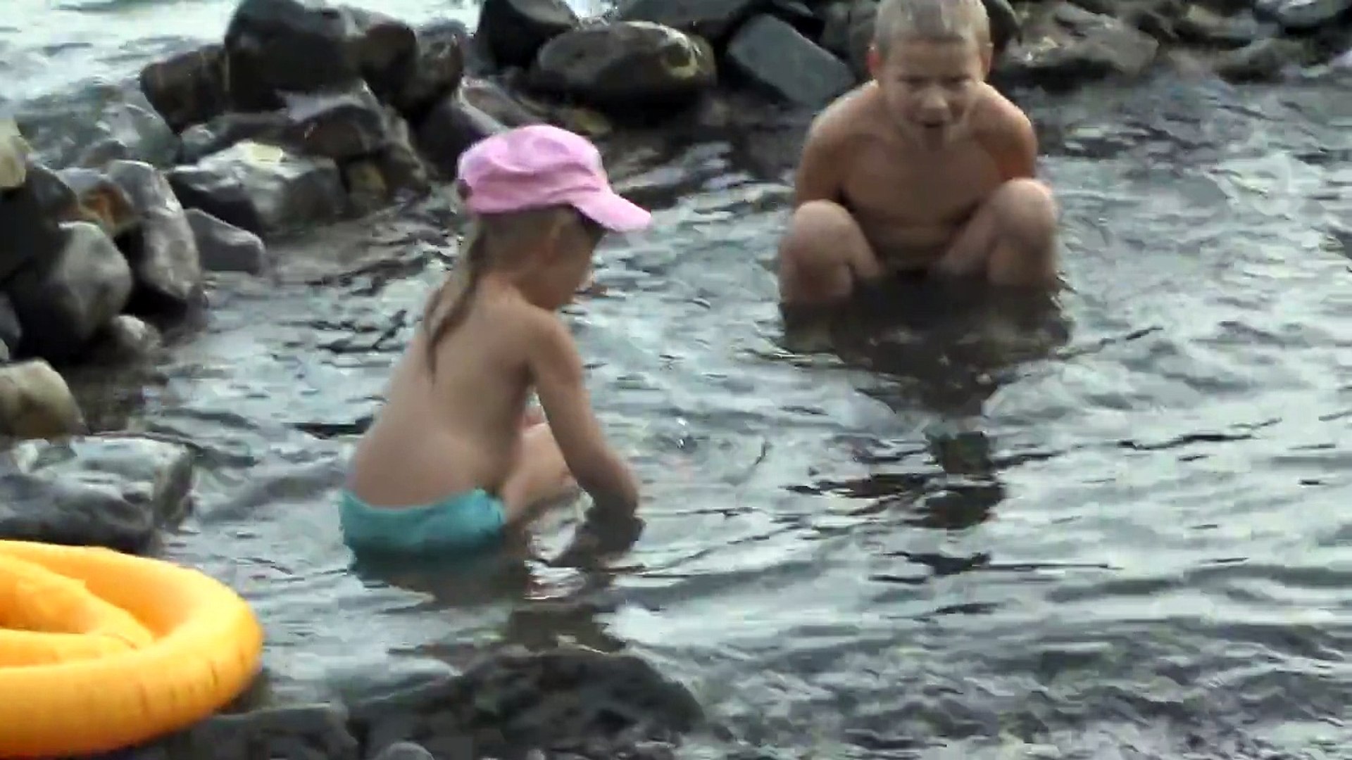 ⁣VLOG Дети купаются на диком пляже Черное море 2015 | Children bathe in the wild beach Sea Russian