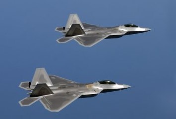 ABD'nin 8 Tane F-22a Raptor Avcı Uçağı İlk Kez Japonya'ya İndi