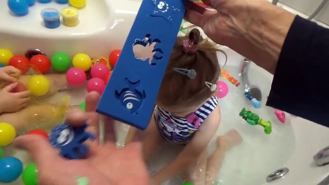 Катя купается в ванной с красками и игрушками для ванной Bath time with paints and toys for bath