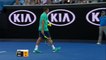 Tsonga aide une ramasseuse de balle blessée pendant l'Open d'Australie