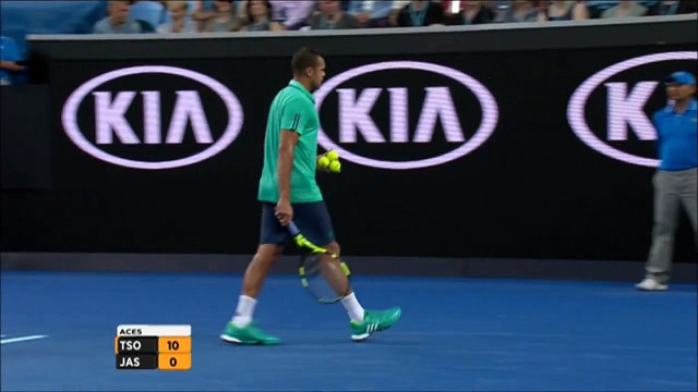 Tsonga aide une ramasseuse de balle blessée pendant l'Open d'Australie