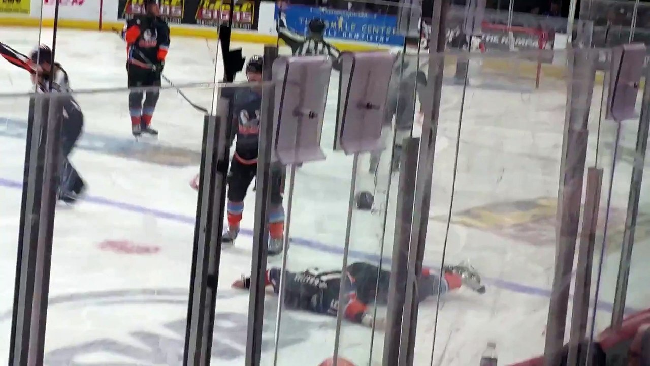 Un joueur de Hockey KO sur la glace - Coup violent - San Antonio - San Diego