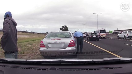 Un policier se fait tirer dessus, réplique avec son arme puis fini d'écrire sa contravention... Pas mal!
