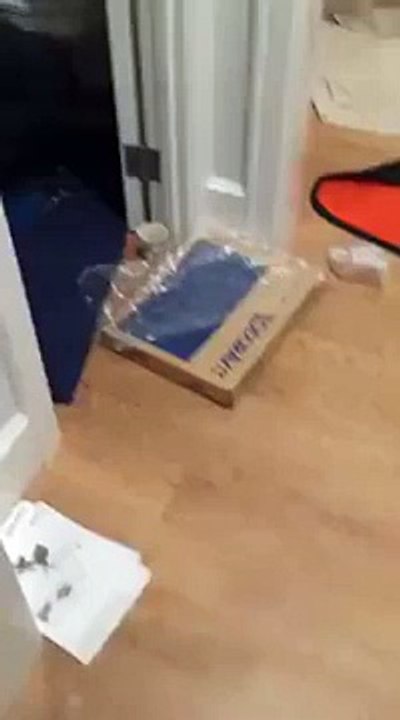 Un apprentis plombier pose une cuvette de toilette... Et bloque la porte! FAIL