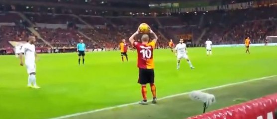 Wesley Sneijder écoute les conseils d'un fan en plein match et le remercie
