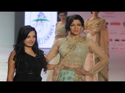 Aditi Gowitrikar Showstopper For Amy Billimoria @ Pune Fashion Week 2014