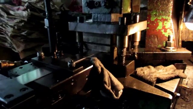 Furniture Hardware, Furniture Fittings and Cabinet Hardware - China: Glass Sliding Doors Locks / Production 3