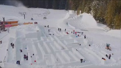 متطوعون يسعون لبناء أكبر متاهة من الثلوج بالعالم