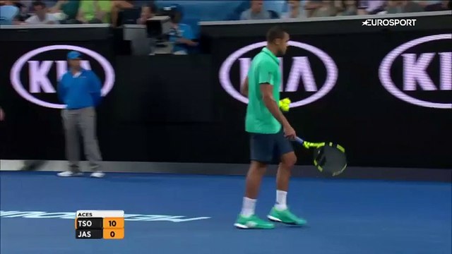 Tsonga vole au secours d'une ramasseuse de balles qui fait un malaise en plein match