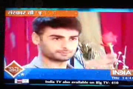 Bat ko Puri Karne ke liye Sanskar ne Sabke Samne Kiya Swara ko Kiss Jais se Naaraz hui Swara ke Papa 21st January 2016 Swaragini