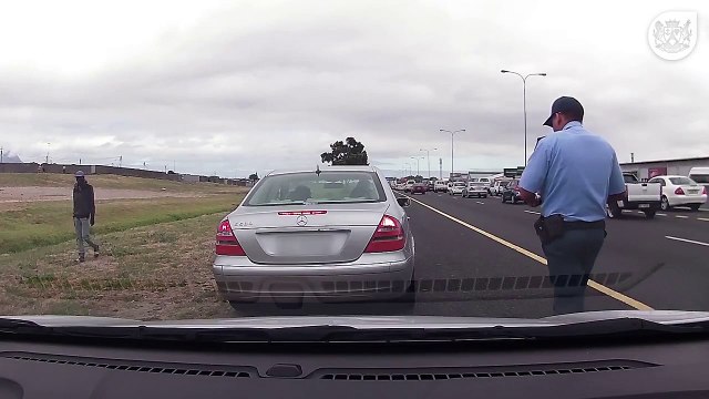 Un policier se fait tirer dessus mais poursuit quand même sa contravention !