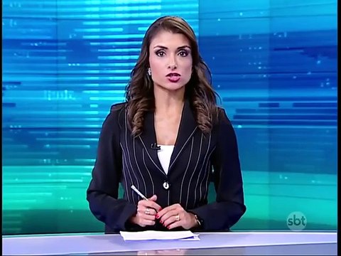 Carro invade loja na Austrália e quase atropela uma mulher