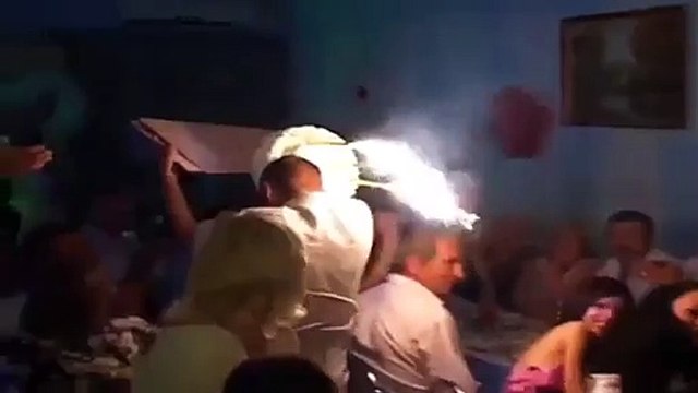 Un serveur très maladroit - Double chute du gateau de mariage