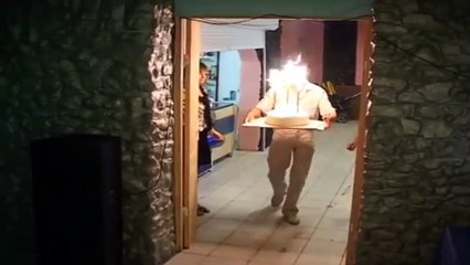 Régis apporte le gâteau de mariage
