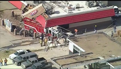 Un camion de pompier fonce dans la vitrine d'un restaurant