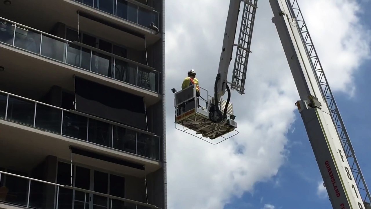 Un chat coincé sur un balcon s'échappe pile au moment ou le pompier arrive... Ahaha