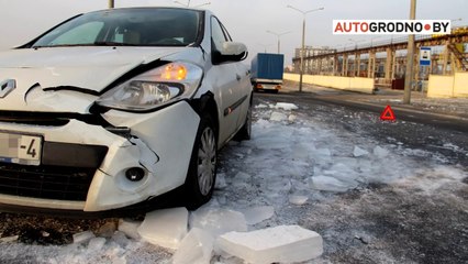 Un automobiliste se prend un bloc de glace énorme sur sa voiture - Pas de chance