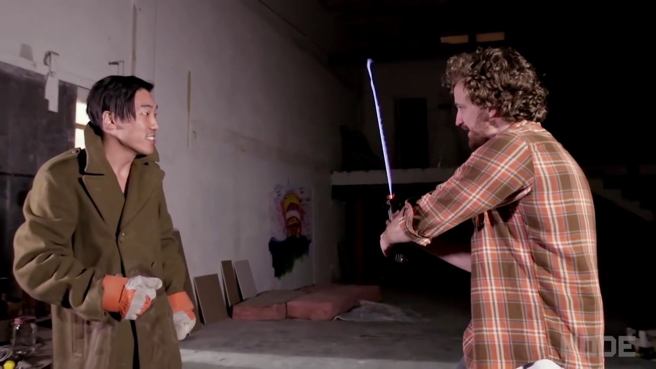 Des geeks fan de star wars fabriquent de vrais sabre laser et se battent avec!