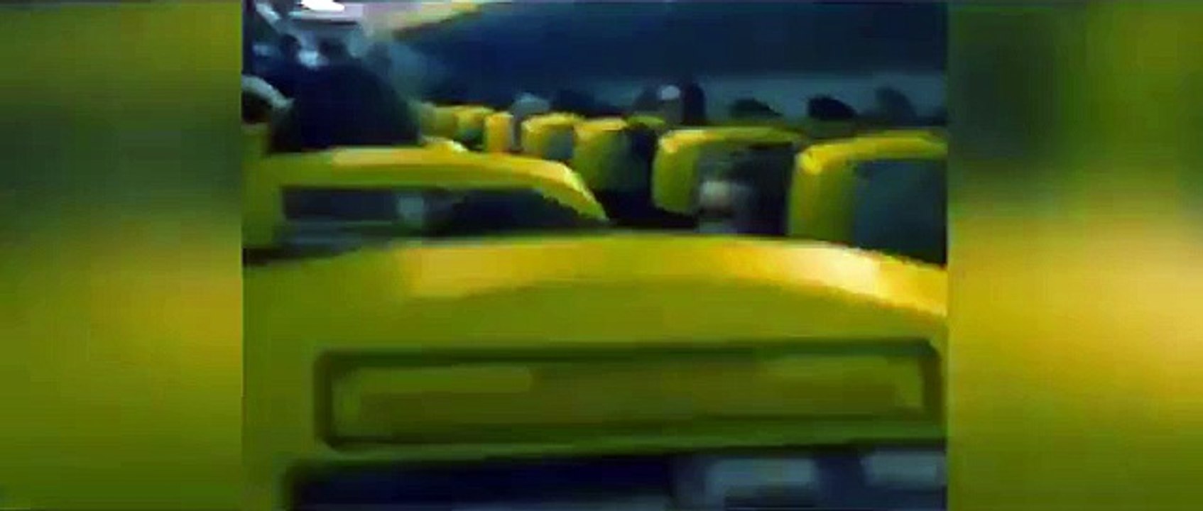 Comissária de bordo assusta passageiros com comunicado macabro após atraso