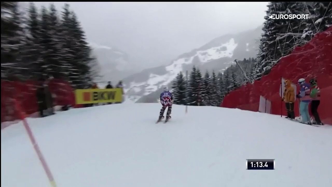 un skieur évite de peu un lisseur qui traînait sur la piste - Ski alpin