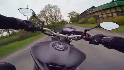 Un motard arrive trop vite dans un virage