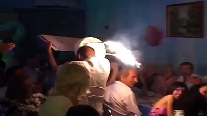 Régis apporte le gâteau de mariage
