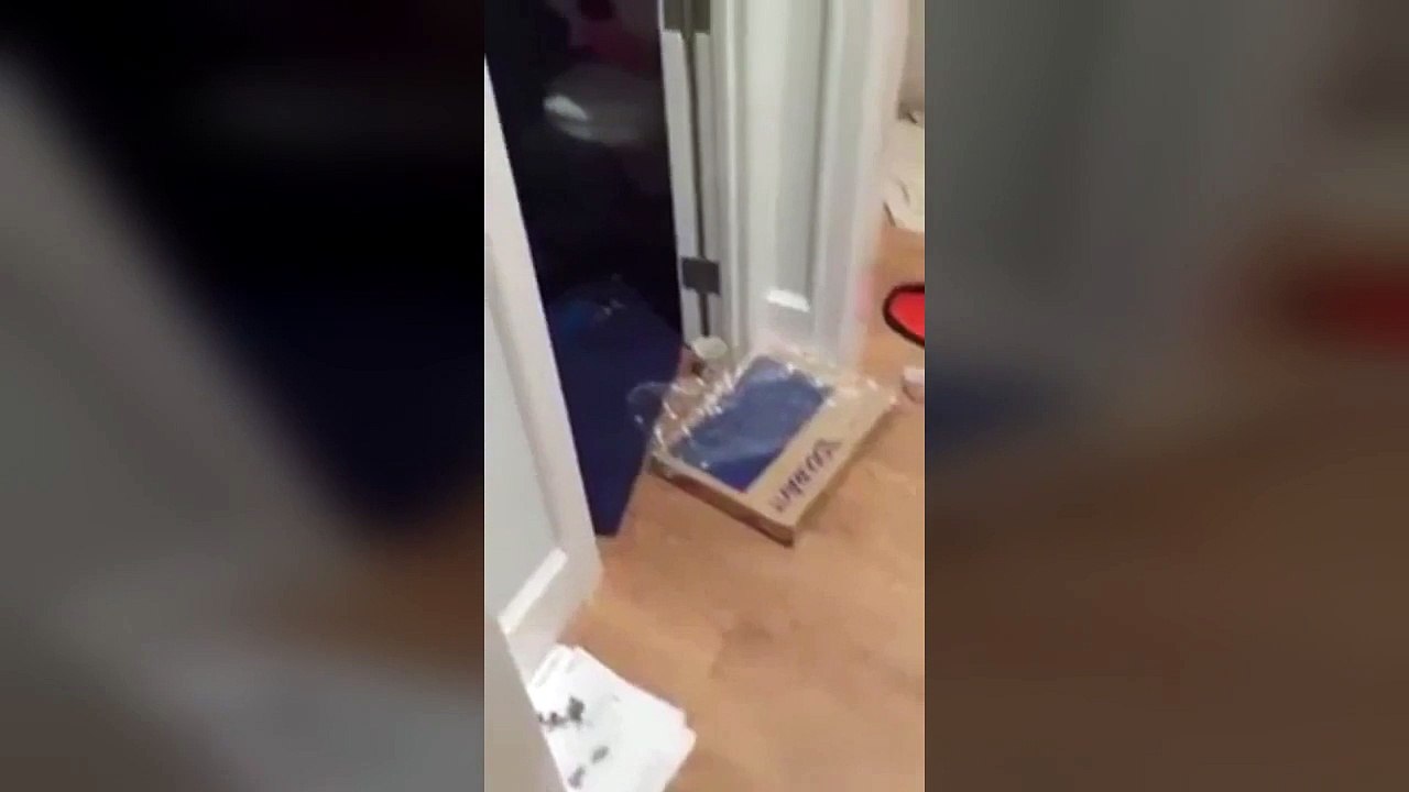 L'énorme erreur d'un homme qui pose ses toutes premières toilettes