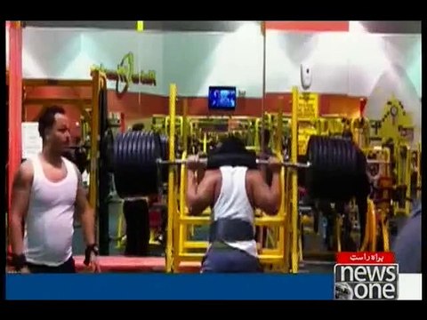 Man attempts 855-pound squat and drops everything like a waiter stumbling with a stack of plates